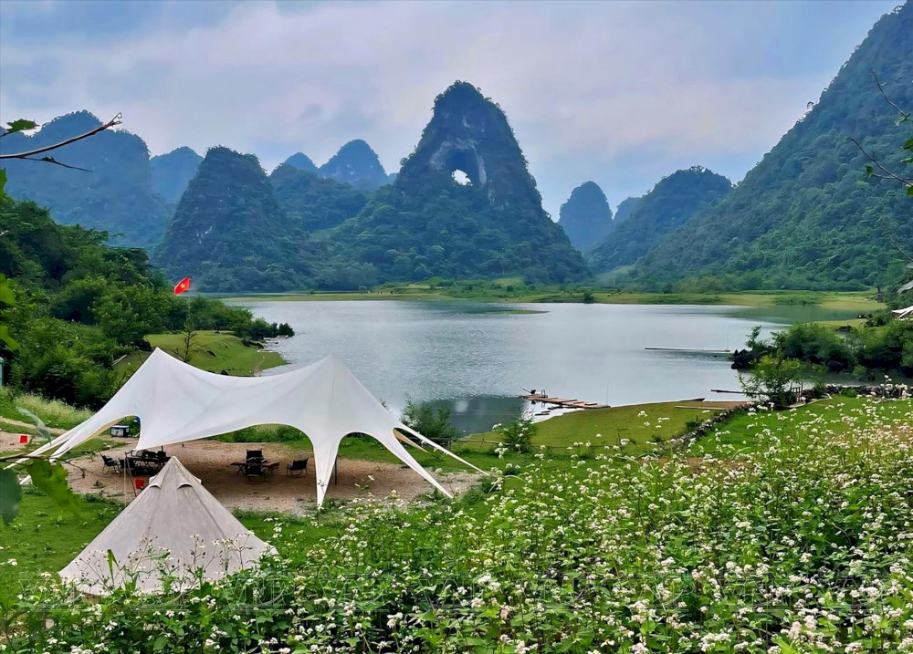 In the dry season, the area still retains its raw, majestic beauty with open grasslands and vast views 
